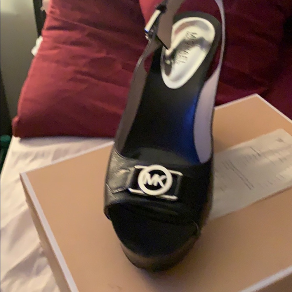 Michael Kors shoes - Picture 2 of 3